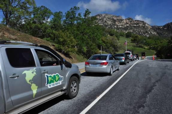 Fila para entrar no Sequoia National Park,  na Califórnia - EUA
